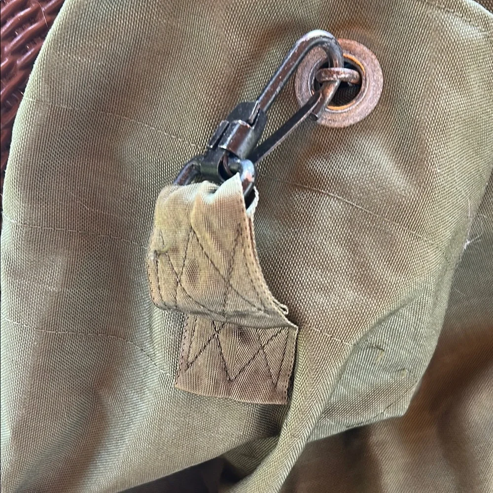 Duffle Bag; Armed Services; Green; with Shoulder Straps; in Excellent Condition